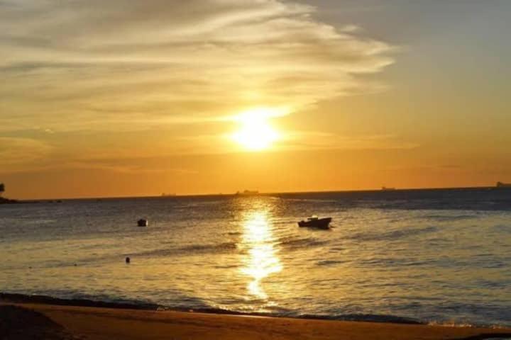 Suite Pe Na Areia- Espaco Independente Na Praia Do Curral Com Localizacao Privilegiada - Simplicidade E Comodidade Com O Por Do Sol Mais Lindo De Ilhabela - Melhor Custo Beneficio Para Ate 4 Pessoas , Na Av Jose Pacheco Do Nascimento Nº 7682 Bagian luar foto