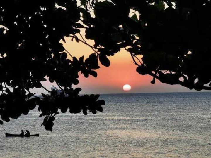 Suite Pe Na Areia- Espaco Independente Na Praia Do Curral Com Localizacao Privilegiada - Simplicidade E Comodidade Com O Por Do Sol Mais Lindo De Ilhabela - Melhor Custo Beneficio Para Ate 4 Pessoas , Na Av Jose Pacheco Do Nascimento Nº 7682 Bagian luar foto